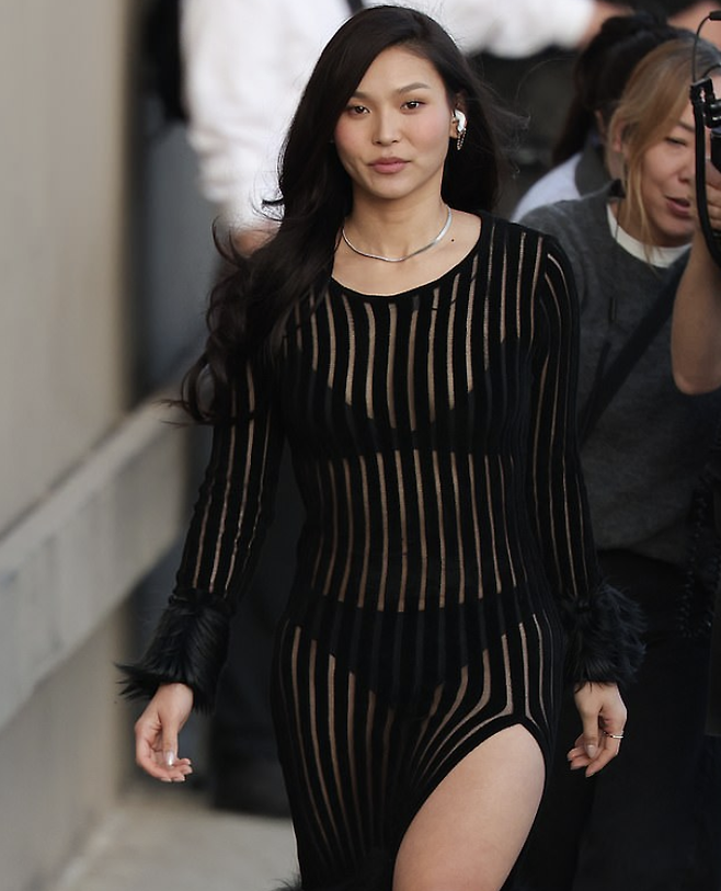 '시스루 노출 의상으로 거리 활보?' 클로이 킴, 올림픽 은메달→돌연 SNS DM 차단…