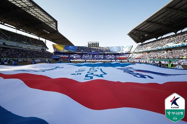 [오피셜] '24071명' 이정효가 해냈다!...수원삼성 개막전부터 신기록 작성...수원-서울이랜드, K리그2 최다관중 달성