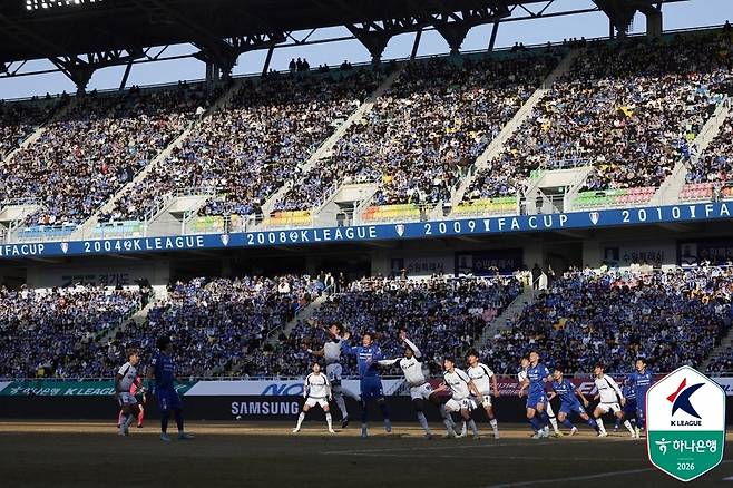 ‘K리그2 최다 관중’ 수원 이정효 데뷔전서 난적 서울 이랜드에 2-1 역전승