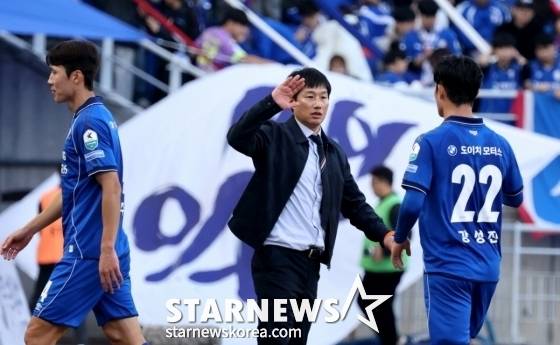 수원 데뷔전서도 '깜짝 극대로' 이정효 감독, 득점 직후 분노한 이유는