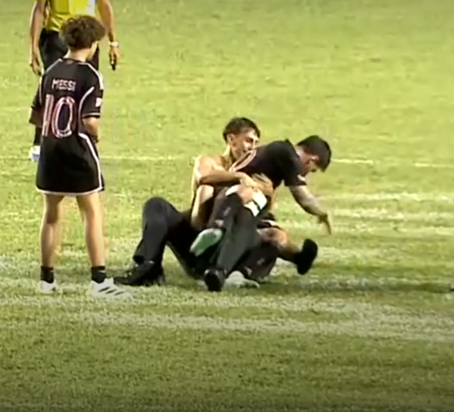 ‘메시 한숨 푹푹’ 손흥민 만나 참패하더니…이번엔 경기 도중 ‘팬 난입’ 휘말려 쓰러졌다