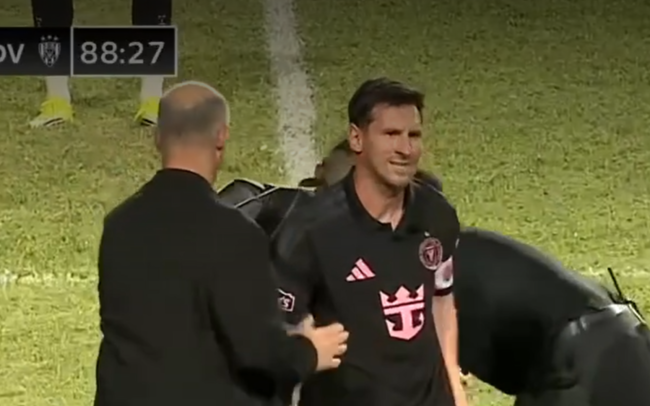 ‘메시 한숨 푹푹’ 손흥민 만나 참패하더니…이번엔 경기 도중 ‘팬 난입’ 휘말려 쓰러졌다