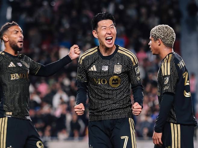 “손흥민은 그런 장식품 필요 없다” LAFC 감독 ‘공식’ 인터뷰 “완장은 그저 밴드, SON은 첫날부터 캡틴이었다”