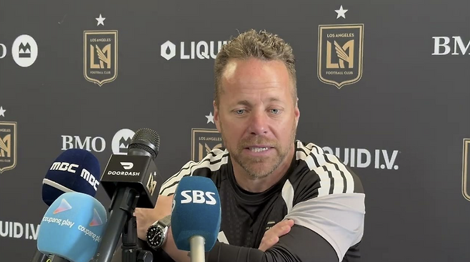 “손흥민은 그런 장식품 필요 없다” LAFC 감독 ‘공식’ 인터뷰 “완장은 그저 밴드, SON은 첫날부터 캡틴이었다”