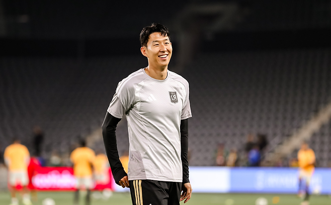 “손흥민은 그런 장식품 필요 없다” LAFC 감독 ‘공식’ 인터뷰 “완장은 그저 밴드, SON은 첫날부터 캡틴이었다”