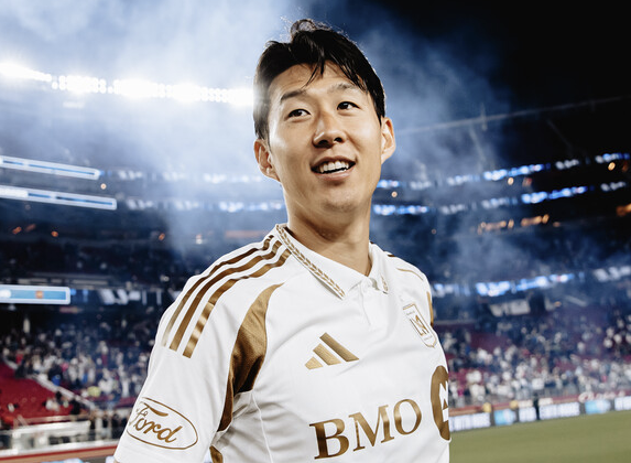 “손흥민은 그런 장식품 필요 없다” LAFC 감독 ‘공식’ 인터뷰 “완장은 그저 밴드, SON은 첫날부터 캡틴이었다”