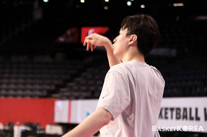 [FIBA WC] 日 현지 언론이 에워싼 이현중, ‘3·1절 한일전’ 향해 “무조건 이겨야죠”