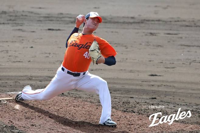 한화는 ERA 54.00 무명투수도 150km 던진다…1군행 청신호? 강속구보다 더 강력한 무기에 눈길