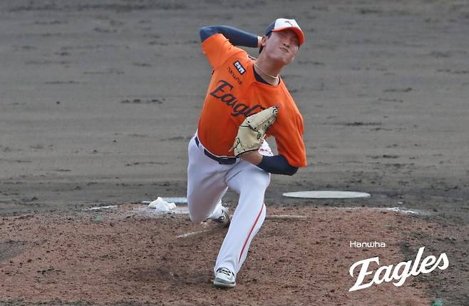 한화는 ERA 54.00 무명투수도 150km 던진다…1군행 청신호? 강속구보다 더 강력한 무기에 눈길