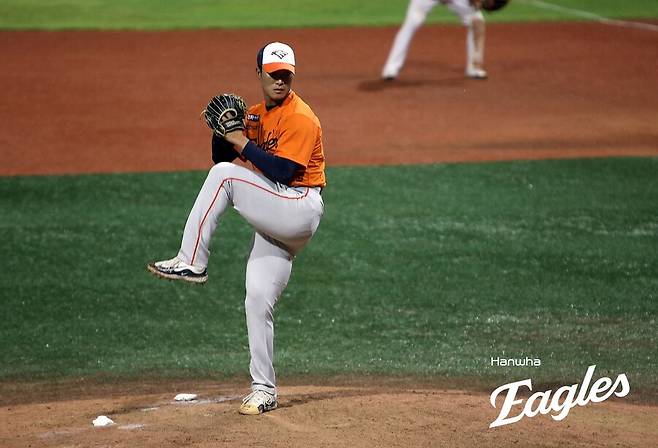 한화는 ERA 54.00 무명투수도 150km 던진다…1군행 청신호? 강속구보다 더 강력한 무기에 눈길