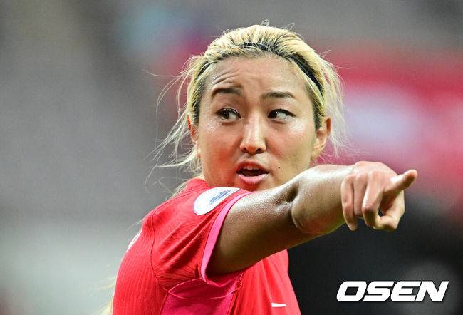 '프라다 입고 비즈니스 타야 축구하지'... '논란 만발' 女 대표팀, 성적 안 나오면 어쩌냐