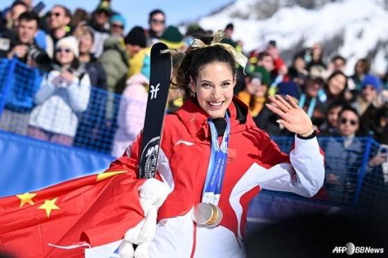 '조국 등진 배신자' 美 부통령 공개 저격→무려 1262억 번 슈퍼스타