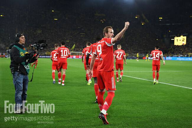 [bundes.review] '무릎 부상' 김민재 추가시간 투입...'케인 멀티골' 뮌헨, BVB와 데어 클라시커 3-2 역전승