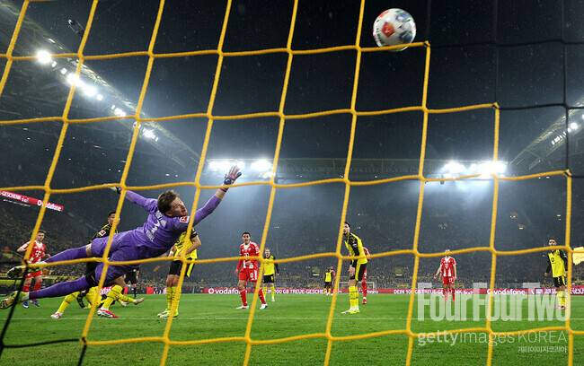 [bundes.review] '무릎 부상' 김민재 추가시간 투입...'케인 멀티골' 뮌헨, BVB와 데어 클라시커 3-2 역전승