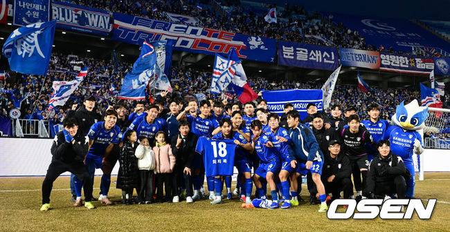 '십자인대→십자인대→무릎 반월판 손상' 또 수술 앞둔 최지묵...수원 삼성, '18번 유니폼' 들고 승리 바쳤다[오!쎈 수원]