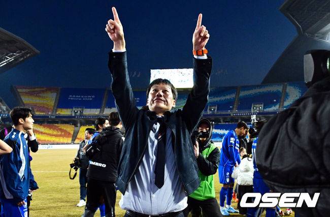 '십자인대→십자인대→무릎 반월판 손상' 또 수술 앞둔 최지묵...수원 삼성, '18번 유니폼' 들고 승리 바쳤다[오!쎈 수원]