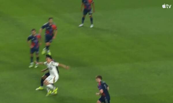 '손흥민 월드컵 낙마'할뻔한 최악 태클... 그런데 'NO양심 항의'까지[스한 스틸컷]