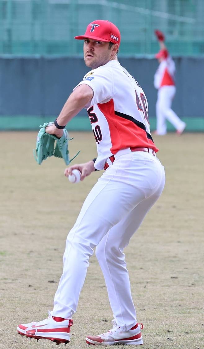 147㎞ 찍고 21구 무실점 투구…KIA 네일 “올해 더 똑똑하게 던진다” [SS오키나와in]