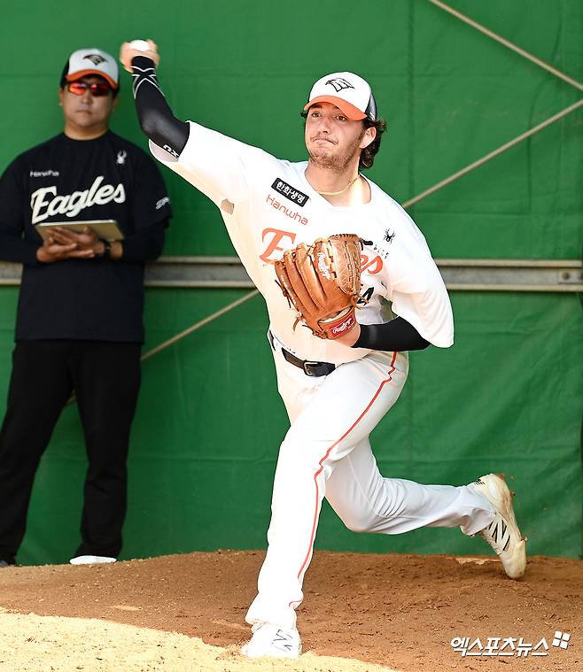 폰세 공백 지운다?…'KKKKK' 한화 새 외인 화이트, KIA와 연습경기 3이닝 무실점