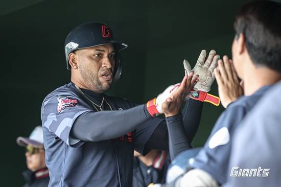 '삼일절 한국이 이겼다' 롯데 4-3 승리→'한화 0-18 대패' 대리 복수 성공! 로드리게스 3이닝 퍼펙트+윤동희 기선제압 2루타 [미야자키:스코어]