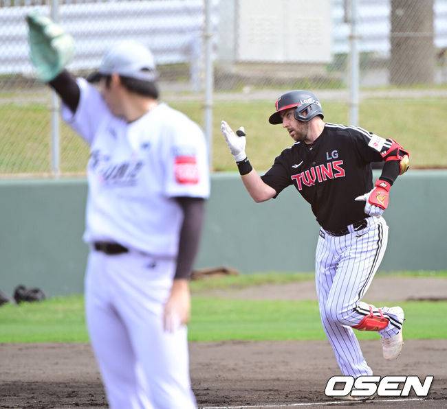 ‘오스틴 3점포+문정빈 솔로포’ LG 14안타 폭발, 8안타 KT와 7-7 무승부...정우영-이정용 실점 아쉽네 [오키나와 리뷰]