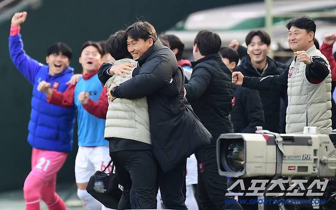 대이변! '승격팀'이 '디펜딩챔피언' 잡았다...'갈레고 멀티골' 부천, 창단 첫 K리그1 경기에서 전북에 3-2 역전승