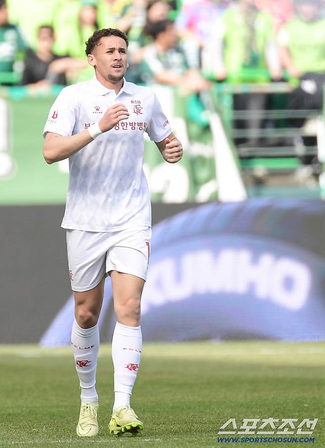 대이변! '승격팀'이 '디펜딩챔피언' 잡았다...'갈레고 멀티골' 부천, 창단 첫 K리그1 경기에서 전북에 3-2 역전승