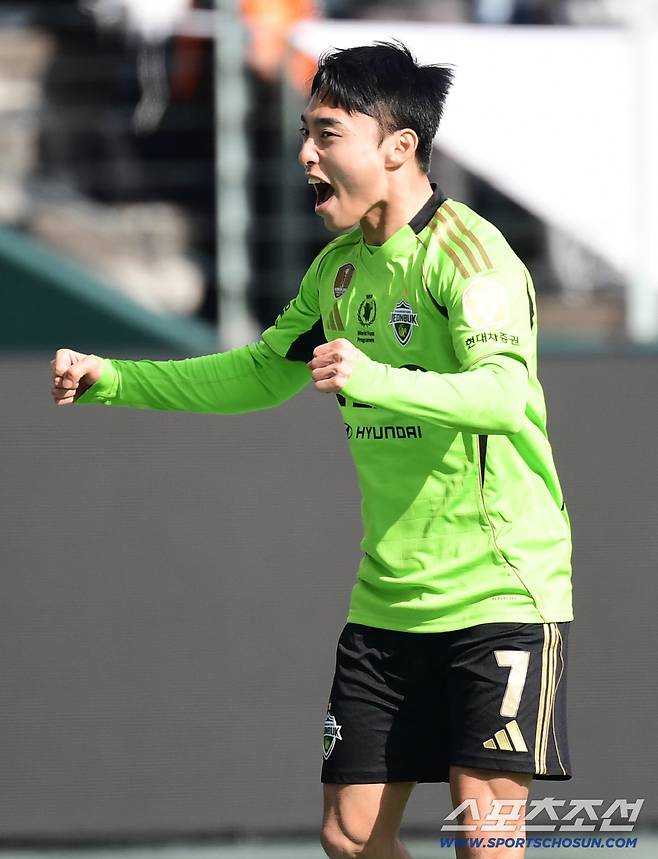 대이변! '승격팀'이 '디펜딩챔피언' 잡았다...'갈레고 멀티골' 부천, 창단 첫 K리그1 경기에서 전북에 3-2 역전승