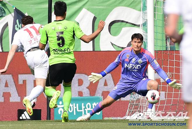 대이변! '승격팀'이 '디펜딩챔피언' 잡았다...'갈레고 멀티골' 부천, 창단 첫 K리그1 경기에서 전북에 3-2 역전승