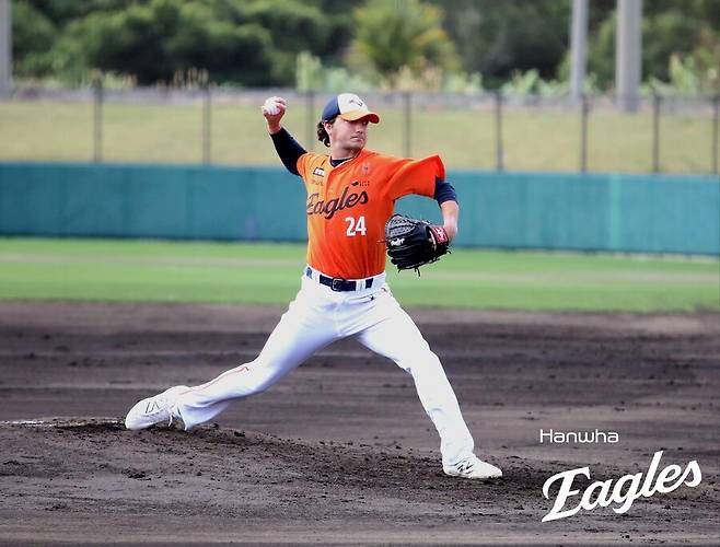 한화 외국인 6이닝 무실점 합작+심우준 결승타… KIA 볼넷-실책 자멸, 한화 연습경기 3연승 [오키나와 게임노트]