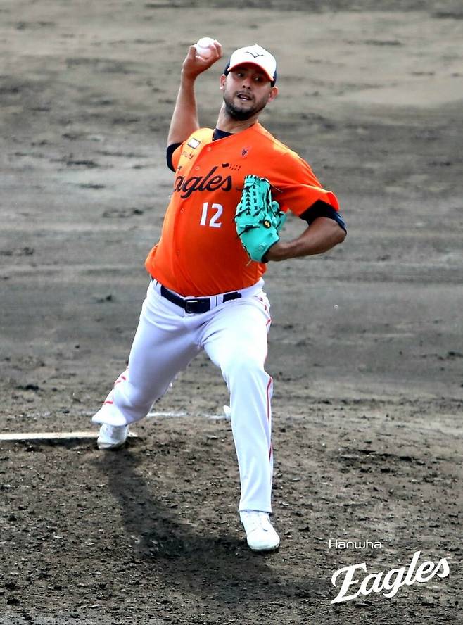 한화 외국인 6이닝 무실점 합작+심우준 결승타… KIA 볼넷-실책 자멸, 한화 연습경기 3연승 [오키나와 게임노트]