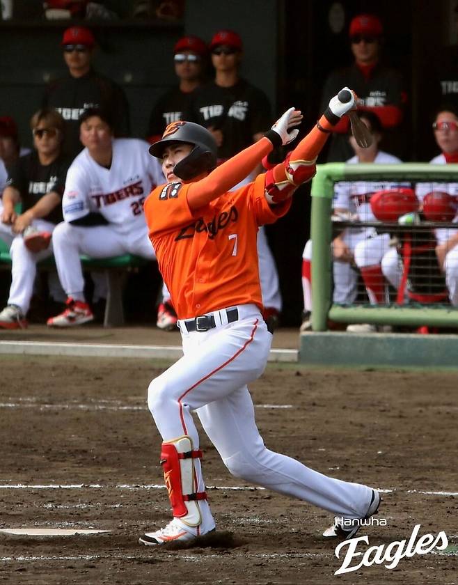 한화 외국인 6이닝 무실점 합작+심우준 결승타… KIA 볼넷-실책 자멸, 한화 연습경기 3연승 [오키나와 게임노트]