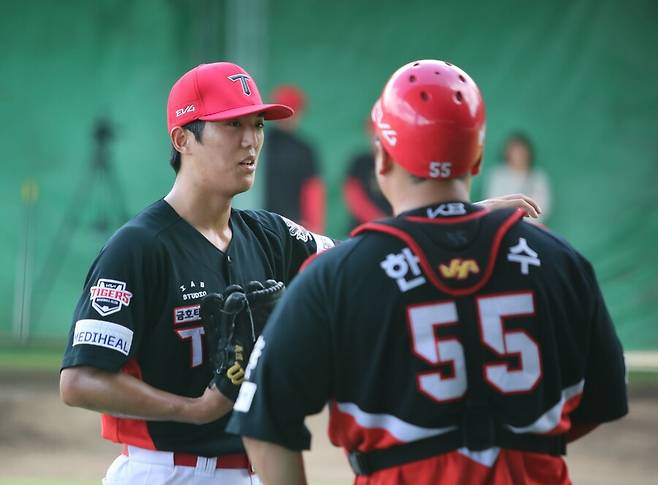 한화 외국인 6이닝 무실점 합작+심우준 결승타… KIA 볼넷-실책 자멸, 한화 연습경기 3연승 [오키나와 게임노트]