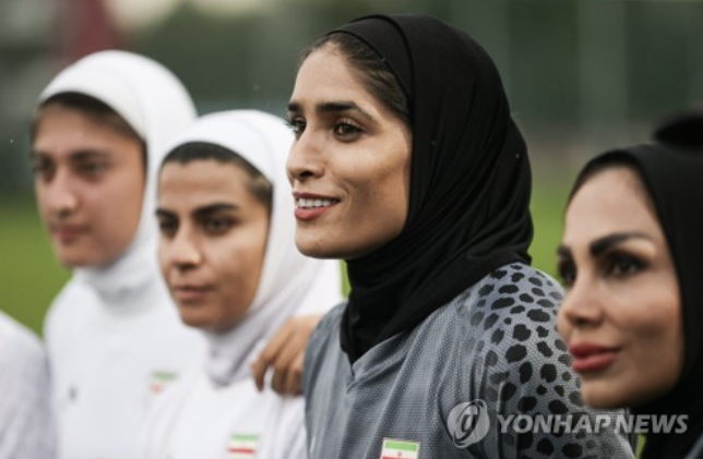 [이란 최고지도자 폭사] 이 와중 '한국-이란' 한판 대결!…이란 女 감독 정세 답변 거부→