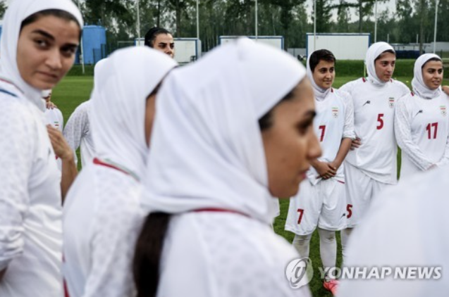 [이란 최고지도자 폭사] 이 와중 '한국-이란' 한판 대결!…이란 女 감독 정세 답변 거부→