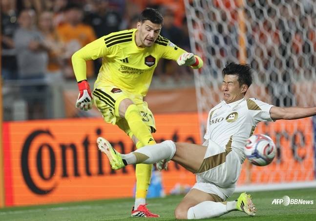 '악' 손흥민 발목 노린 살인 태클→'부상 우려' LAFC 감독 직접 밝혔다