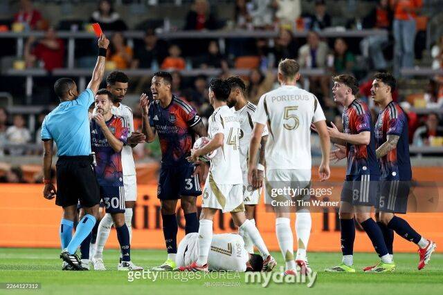 손흥민 상대로 긴장한 휴스턴, 2명 퇴장으로 자멸…손흥민, 득점 없어도 완승 이끌었다