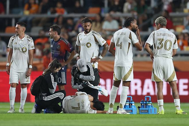 미친 건가? 손흥민 퇴장 심각 조롱