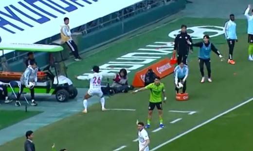 이승우, 스로인 지연하려 '다른 공 던지고-돌아오니 다시 차넣고'... 무슨 매너인가