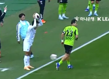 이승우, 스로인 지연하려 '다른 공 던지고-돌아오니 다시 차넣고'... 무슨 매너인가