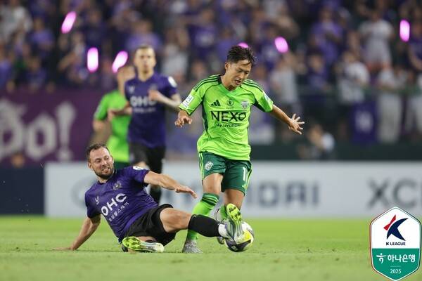 이승우, 스로인 지연하려 '다른 공 던지고-돌아오니 다시 차넣고'... 무슨 매너인가