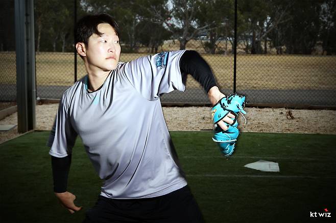 시범경기 코앞인데…믿었던 '리그 최강' KT 선발진에 구멍? 투수 장인의 '신뢰' 보답받을 수 있을까 [SC포커스]