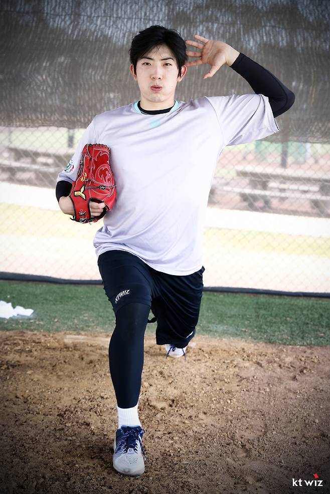 시범경기 코앞인데…믿었던 '리그 최강' KT 선발진에 구멍? 투수 장인의 '신뢰' 보답받을 수 있을까 [SC포커스]