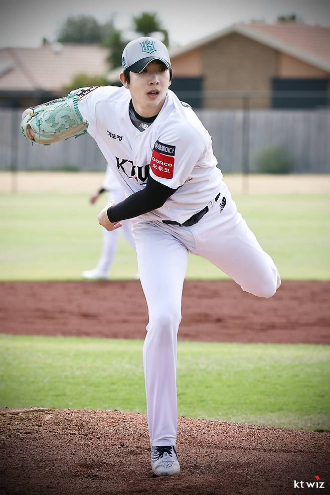 시범경기 코앞인데…믿었던 '리그 최강' KT 선발진에 구멍? 투수 장인의 '신뢰' 보답받을 수 있을까 [SC포커스]