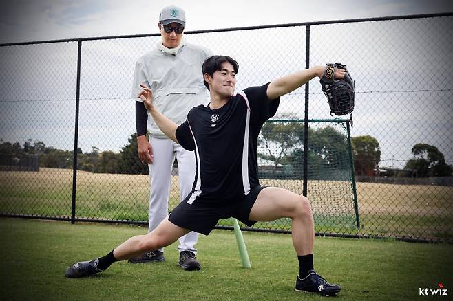 시범경기 코앞인데…믿었던 '리그 최강' KT 선발진에 구멍? 투수 장인의 '신뢰' 보답받을 수 있을까 [SC포커스]