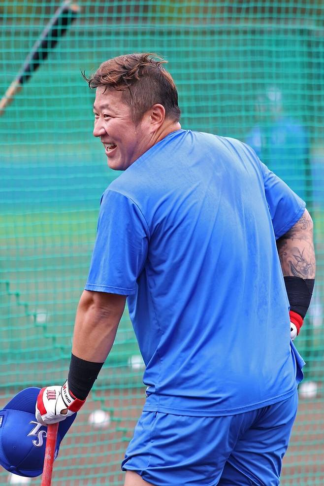 삼성 팬들 목 빠지게 기다리는데… 최형우 왜 연습경기 안 나오나, 삼성 유니폼 등판은 언제?