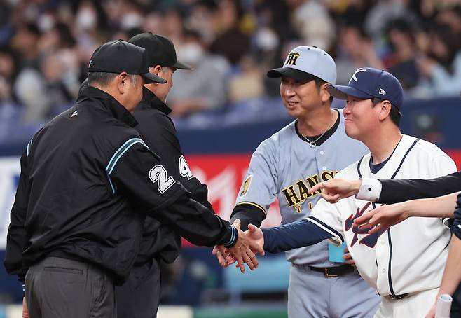 日 레전드 투수 출신 한신 감독, 류현진에 감탄 “투구 폭이 예전보다 더 대단해져”···김도영 파워에도 엄지척