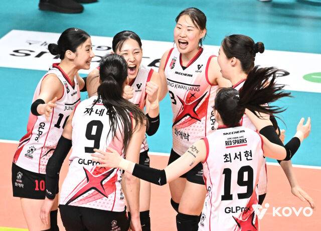 팬들을 위한 프로 팀의 자세란 이런 것! 정관장, 장충 원정서 GS칼텍스 꺾고 승점 3점 추가 [MD장충]