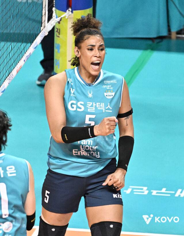 팬들을 위한 프로 팀의 자세란 이런 것! 정관장, 장충 원정서 GS칼텍스 꺾고 승점 3점 추가 [MD장충]