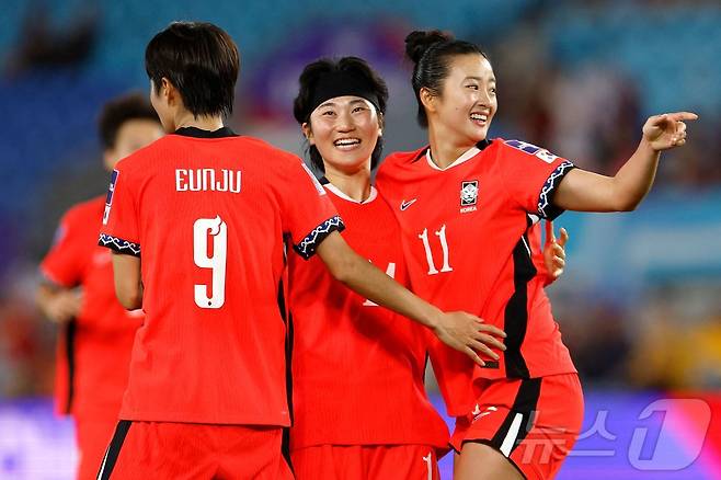 한국 여자축구, 아시안컵 첫 경기서 '전쟁통' 이란 3-0 완파